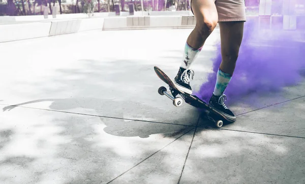 Patinadores Com Bombas Fumaça Coloridas Skatistas Profissionais Divertindo Parque Skate — Fotografia de Stock