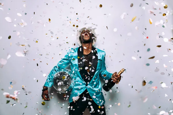 Retrato Músico Hip Hop Imagem Cinematográfica Homem Sob Confete Drop — Fotografia de Stock