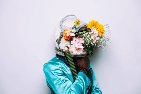 Conceptul Artă Fină Omul Purtând Cască Spațială Compoziția Florilor — Fotografie, imagine de stoc