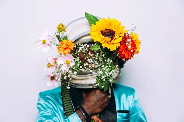 Beeldende Kunst Concept Met Mens Met Een Ruimte Helm Bloemen — Stockfoto