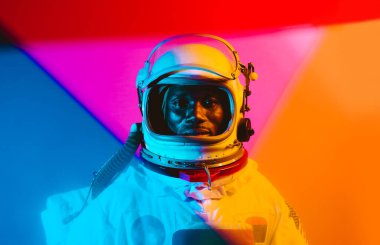 Bir astronotun sinematik görüntüsü. Uzay elbisesi olan bir adamın renkli portresi.