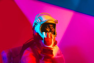 Bir astronotun sinematik görüntüsü. Uzay elbisesi olan bir adamın renkli portresi.