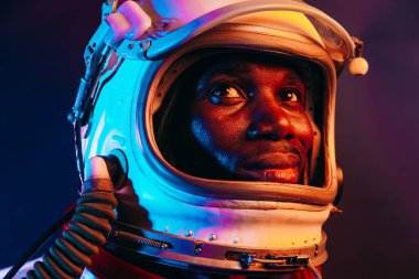 Bir astronotun sinematik görüntüsü. Uzay elbisesi olan bir adamın renkli portresi.