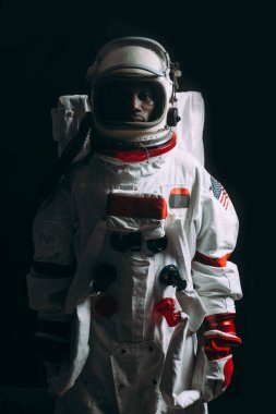 Uzayda kaybolmuş bir astronot kavramı.