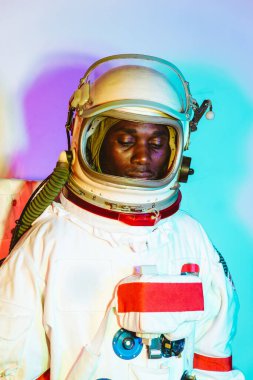 Bir astronotun sinematik görüntüsü. Uzay elbisesi olan bir adamın renkli portresi.