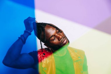 Kırmızı deri ceket giyen yakışıklı bir adam. Gelecekçi siber punk tarzı. Beyaz arkaplanda stüdyo ışığı görüntüsü