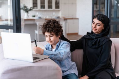 Mutlu aile birlikte vakit geçiriyor. Arap ebeveynler ve çocukların evdeki yaşam tarzları