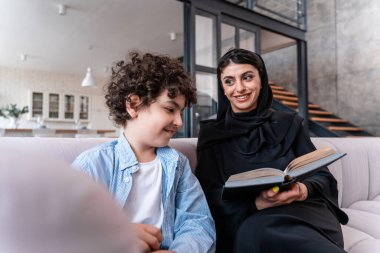 Mutlu aile birlikte vakit geçiriyor. Arap ebeveynler ve çocukların evdeki yaşam tarzları