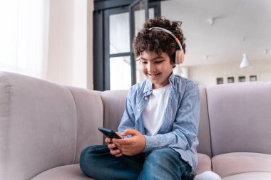 Küçük çocuk dizüstü bilgisayarında çalışıyor. Çocukluk ve teknoloji kavramı