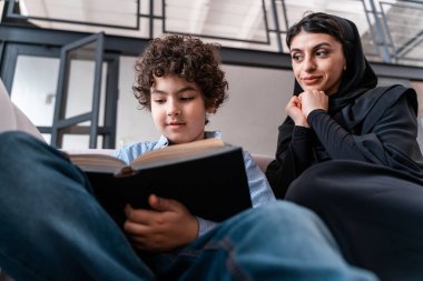 Mutlu aile birlikte vakit geçiriyor. Arap ebeveynler ve çocukların evdeki yaşam tarzları