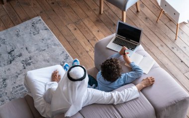 Mutlu aile birlikte vakit geçiriyor. Arap ebeveynler ve çocukların evdeki yaşam tarzları