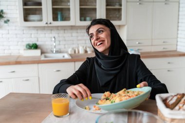 Birleşik Arap Emirlikleri 'nden mutlu bir aile birlikte yemek yiyor ve ulusal bayramı kutluyor.