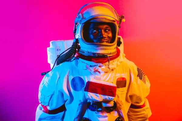 Filmische Afbeelding Van Een Astronaut Kleurrijk Portret Van Een Man — Stockfoto