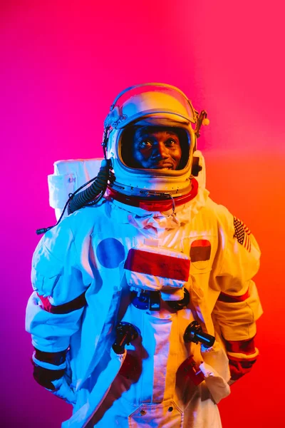 宇宙飛行士の映像です 宇宙服を着た男のカラフルな肖像画 — ストック写真