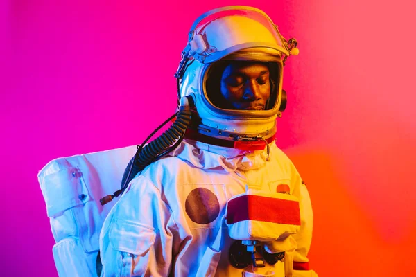 Filmisk Bild Astronaut Färgglada Porträtt Man Med Rymddräkt — Stockfoto