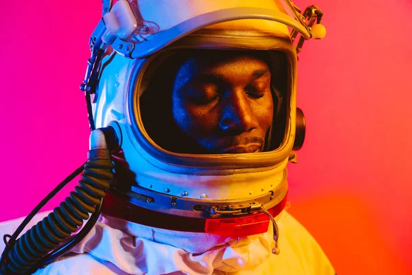 Imagen Cinematográfica Astronauta Retrato Colorido Hombre Con Traje Espacial — Foto de Stock