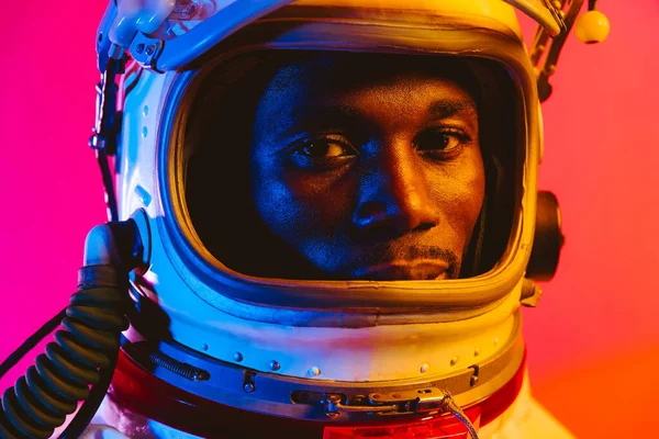 Filmische Afbeelding Van Een Astronaut Kleurrijk Portret Van Een Man — Stockfoto