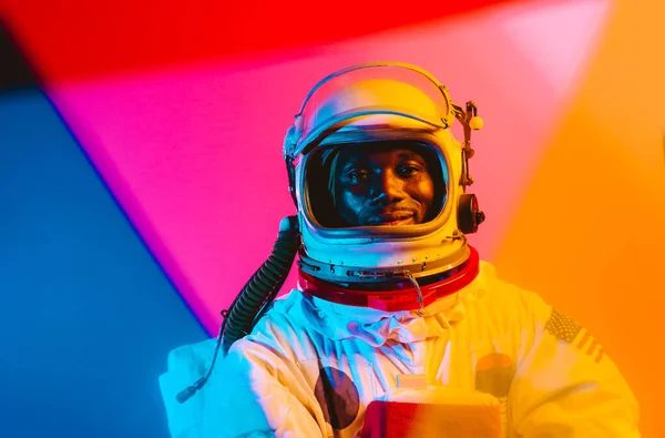 Image Cinématographique Astronaute Portrait Coloré Homme Avec Combinaison Spatiale — Photo