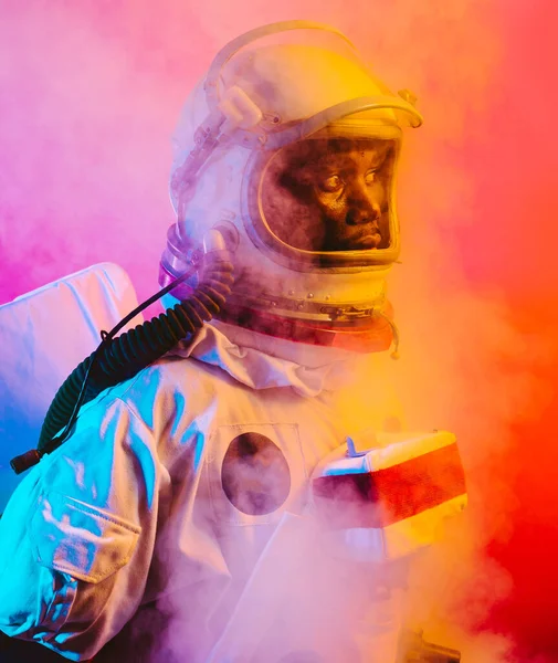 Imagine Cinematografică Unui Astronaut Portret Colorat Unui Bărbat Costum Spațial — Fotografie, imagine de stoc