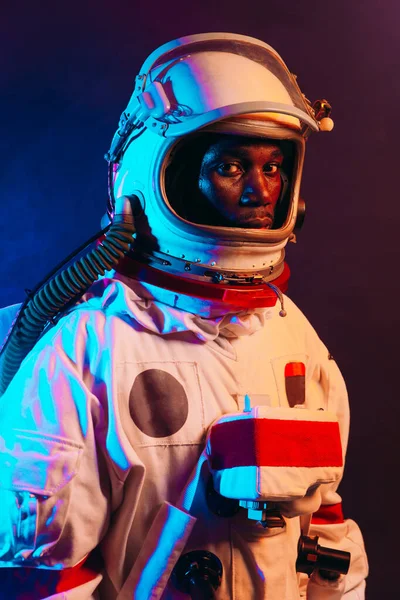 Imagem Cinematográfica Astronauta Retrato Colorido Homem Com Traje Espacial — Fotografia de Stock