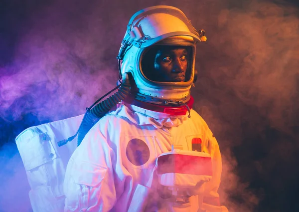 Bir astronotun sinematik görüntüsü. Uzay elbisesi olan bir adamın renkli portresi.