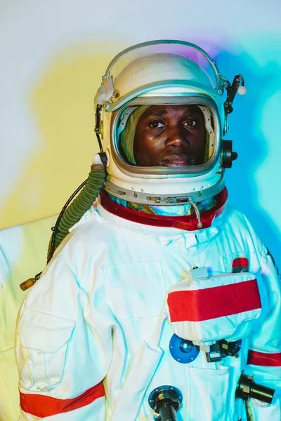 Кинематографический Образ Астронавта Красочный Портрет Человека Скафандре — стоковое фото