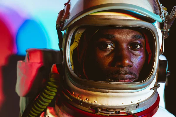 Filmisches Bild Eines Astronauten Buntes Porträt Eines Mannes Mit Raumanzug — Stockfoto