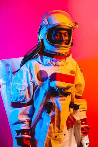 Imagem Cinematográfica Astronauta Retrato Colorido Homem Com Traje Espacial — Fotografia de Stock