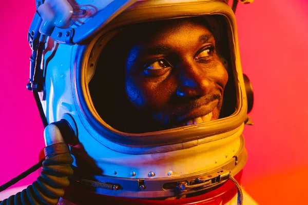 Bir astronotun sinematik görüntüsü. Uzay elbisesi olan bir adamın renkli portresi.