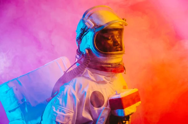 Imagem Cinematográfica Astronauta Retrato Colorido Homem Com Traje Espacial — Fotografia de Stock