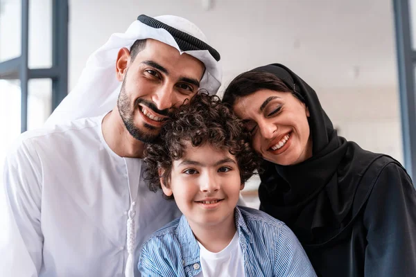 Keluarga Bahagia Menghabiskan Waktu Bersama Orang Tua Arab Dan Momen — Stok Foto
