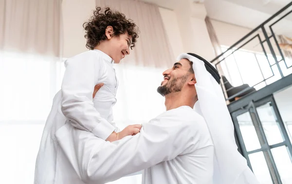 Счастливая Семья Проводит Время Вместе Арабский Отец Сын Играют Делают — стоковое фото