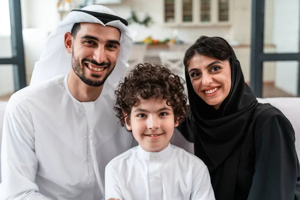 Keluarga Bahagia Menghabiskan Waktu Bersama Orang Tua Arab Dan Anaknya — Stok Foto