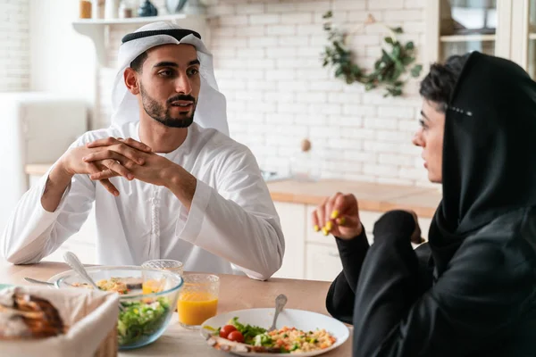 Família Feliz Árabe Emirados Unidos Comendo Juntos Celebrando Férias Dia — Fotografia de Stock
