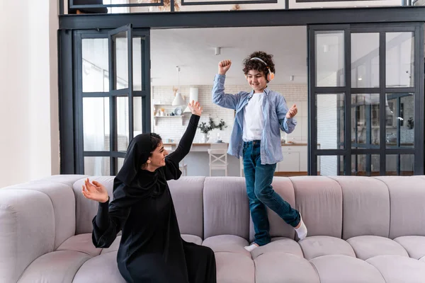 Familie Fericită Petrece Timp Împreună Părinți Arabi Momente Stil Viață — Fotografie, imagine de stoc