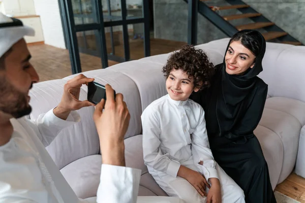 Keluarga Bahagia Menghabiskan Waktu Bersama Orang Tua Arab Dan Anaknya — Stok Foto