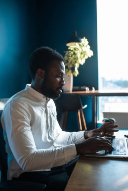 Genç ve güzel bir iş adamının sinematik görüntüsü. Ofisinde bir çalışanın portresi.