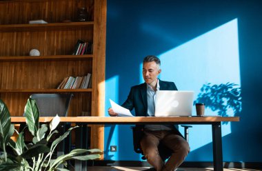 Son sınıf yakışıklı bir iş adamının sinematik görüntüsü. Ofisinde bir çalışanın portresi.