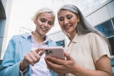 Çok ırklı bir iş ekibinin sinematik görüntüsü. Çalışanlar tatilde balkonda birlikte konuşuyorlar.