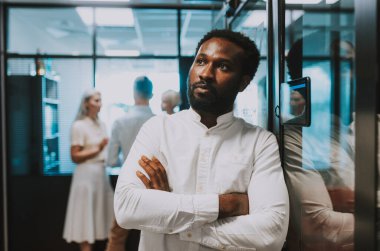 Çok ırklı bir iş ekibinin sinematik görüntüsü. Çalışanlar tatilde birlikte konuşuyorlar.