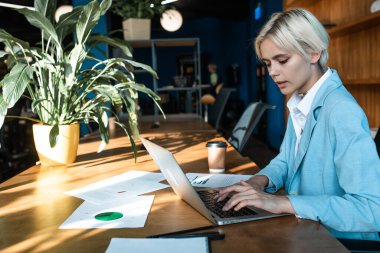 Genç ve güzel bir iş kadınının sinematik görüntüsü. Ofisinde bir çalışanın portresi.