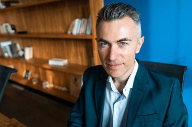 Son sınıf yakışıklı bir iş adamının sinematik görüntüsü. Ofisinde bir çalışanın portresi.