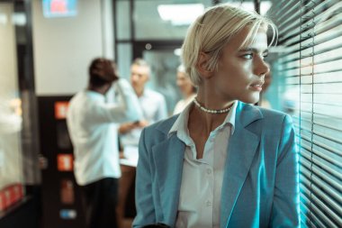 Çok ırklı bir iş ekibinin sinematik görüntüsü. Modern bir ofiste birlikte çalışan çalışanlar.