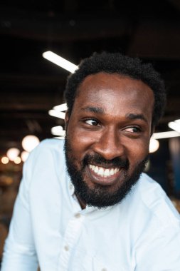 Çok ırklı bir iş ekibinin sinematik görüntüsü. Modern bir ofiste birlikte çalışan çalışanlar.