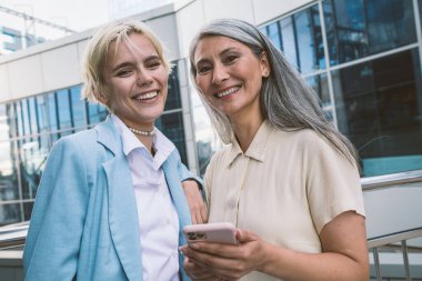 Çok ırklı bir iş ekibinin sinematik görüntüsü. Çalışanlar tatilde balkonda birlikte konuşuyorlar.