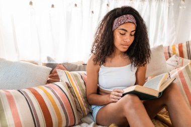 Karavanla tatile çıkan genç bir kadın. Otokaravanla yolculuk. Seyahat tutkusu seyahatleri ve tatildeki yaşam tarzını düşün.