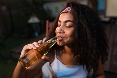 Karavanla tatile çıkan genç bir çift. Otokaravanla yolculuk. Seyahat tutkusu seyahatleri ve tatildeki yaşam tarzını düşün.