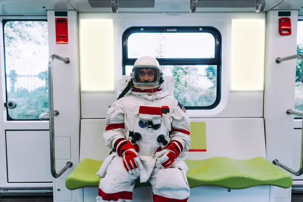Homem Espaço Numa Estação Futurista Homem Com Traje Espacial Saindo — Fotografia de Stock