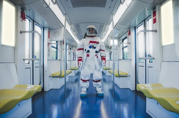 Homem Espaço Numa Estação Futurista Homem Com Traje Espacial Saindo — Fotografia de Stock