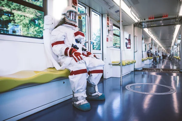 太空人在一个未来派的空间站 穿宇航服的人去上班 坐火车去了 — 图库照片